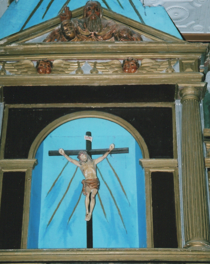 Pequeño Cristo en el ático del retablo mayor de Santa María de Francos, Tineo